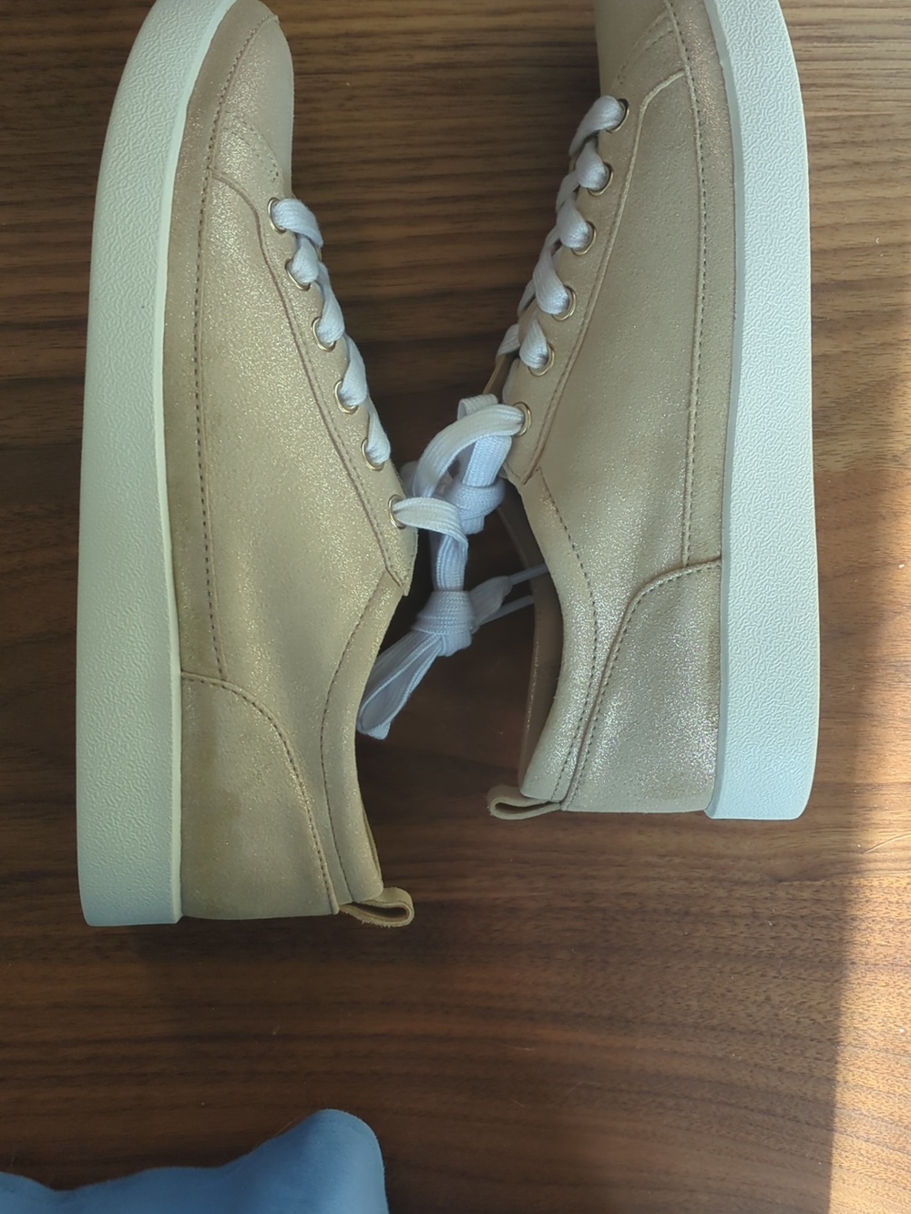 New in Box Vionic Winny Sneaker in Gold Leather 8.5W - Picture 9 of 11